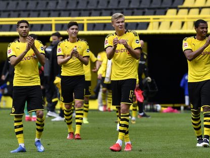 لاعبو دورتموند يحتفلون بالانتصار أمام شالكه - AFP