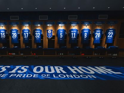 قمصان لاعبي تشيلسي معلقة في غرفة تبديل الملابس قبل مواجهة دورتموند - 7 مارس 2023 - TWITTER/@ChelseaFC