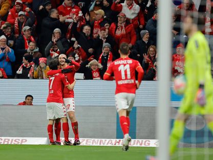 لاعبو ماينز يحتفلون بهدفهم الأول في مرمى بوروسيا مونشنغلادباخ - 24 فبراير 2023 - twitter/@1FSVMainz05