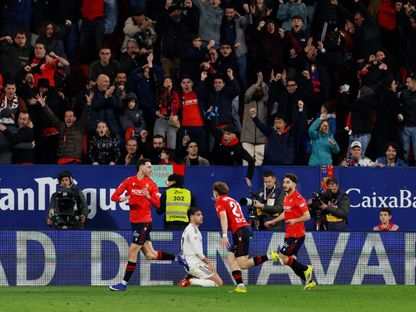 لاعبو أوساسونا يحتفلون بهدف الفوز في الوقت القاتل أمام ريال مدريد بالدوري الإسباني - 21 فبراير 2026 - Reuters