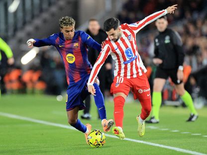 لاعب برشلونة لامين يامال مع أليكس باينا لاعب أتلتيكو مدريد بالدوري الإسباني - 2 ديسمبر 2025 - Reuters