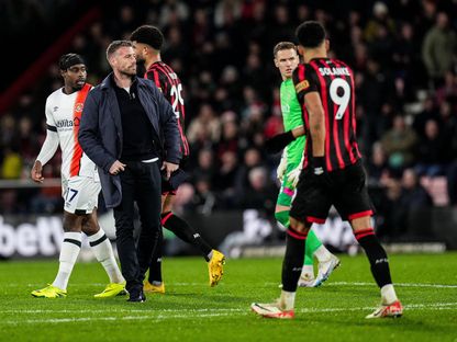 لاعبو بورنموث ولوتون تاون داخل أرض الملعب بعد سقوط مروع للاعب توم لوكيير - X/LutonTown/st