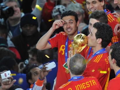 سيرجيو بوسكيتش يقبل كأس العالم بعد فوز إسبانيا باللقب في 2010 - getty images