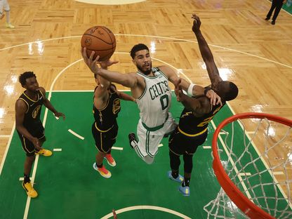نجم بوسطن سيلتيكس تيتوم في مواجهة جولدن ستيت وريورز خلال دوري السلة الأميركي - 8 يونيو 2022 - USA TODAY Sports