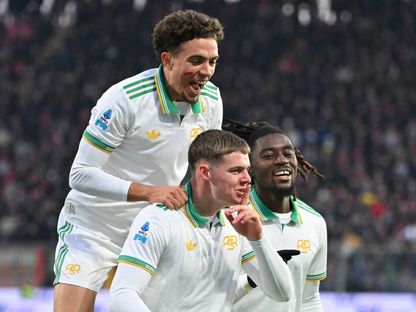 احتفال لاعبين من روما بتسجيل هدف في مرمى كريمونيزي بالدوري الإيطالي - 23 نوفمبر 2025 - Reuters