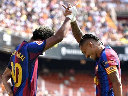 احتفال رافينيا ولامين يامال في مباراة فالنسيا وبرشلونة بالدوري الإسباني - 6 سبتمبر 2026 - reuters