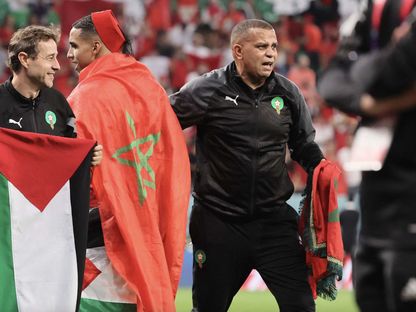 الطاقم الفني لمنتخب المغرب احتفل بعلم فلسطين بعد التأهل لربع نهائي مونديال 2022 - AFP