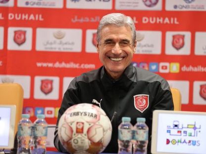 المدرب البرتغالي لويس كاسترو في مؤتمر صحفي - twitter/DuhailSC