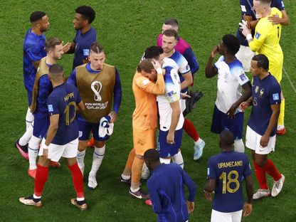 هوغو لوريس يواسي هاري كين بعد خسارة إنجلترا أمام فرنسا في ربع النهائي - 11 ديسمبر 2022 - Reuters 