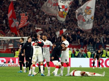 لاعبو شتوتغارت يحتفلون بعد التأهل لنهائي كأس ألمانيا - 23 أبريل 2026 - Reuters