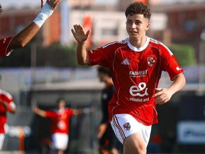 احتفال بلال عطية نجم الأهلي الصاعد بهدفه الرائع في مرمى بتروجت ضمن منافسات بطولة الجمهورية لمواليد مواليد 2007 - 1 ديسمبر 2025 - FB/@Al Ahly Youth Teams