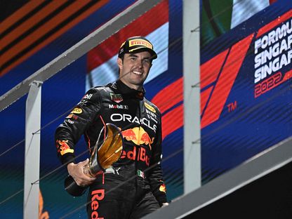 سيرجيو بيريز سائق رد بول يغادر منصة التتويج بعد الفوز بجائزة سنغافورة الكبرى للفورمولا-1 - 2 أكتوبر 2022 - AFP