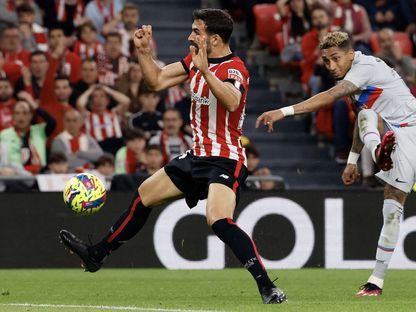 رافينيا يسجل هدف فوز برشلونة على بلباو في الدوري الإسباني 12-3-2023 - Reuters