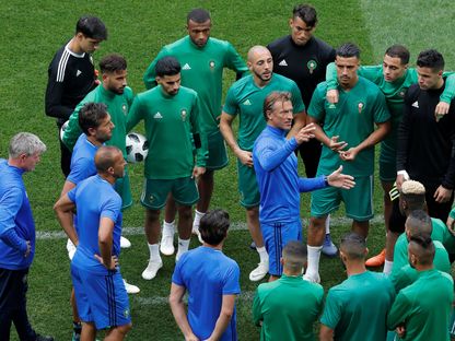 هيرفي رونار يتحدث مع اللاعبين خلال تدريب لمنتخب المغرب أثناء كأس العالم في روسيا - 19 يونيو 2018 - Reuters 