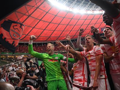 لاعبو لايبزيج يحتفلون مع الجماهير بعد التتويج بلقب كأس ألمانيا على حساب فرايبورج - 21 مايو 2022 - REUTERS