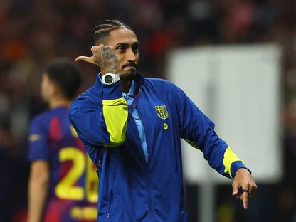 رافينيا لاعب برشلونة يومئ لجمهور أتلتيكو مدريد بعد مباراة بين الفريقين في دوري أبطال أوروبا - 15 أبريل 2026 - REUTERS