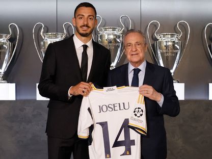 رئيس ريال مدريد فلورنتينو بيريز وخوسيلو مع القميص الرقم 14 خلال تقديمه - 20 يونيو 2023 - Twitter/@realmadrid