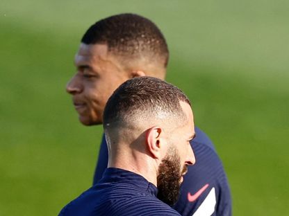 مبابي وبنزيما في حصة تدريبية سابقة للمنتخب الفرنسي - 27 مايو 2021 - Reuters