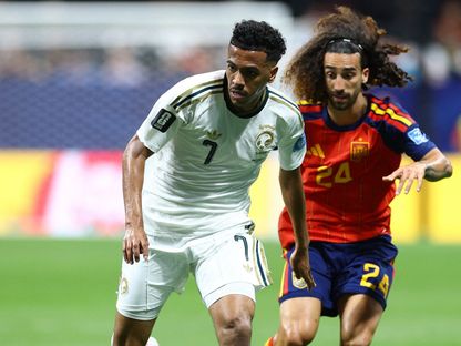 لاعب المنتخب السعودي مصعب الجوير في صراع على الكرة مع لاعب المنتخب الإسباني مارك كوكوريّا - 21 يونيو 2026 - Reuters