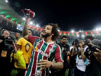 النجم البرازيلي مارسيلو في تحية لجمهور فلومينينسي بعد التوقيع في كشوفاته - 10 مارس 2023 - Reutres