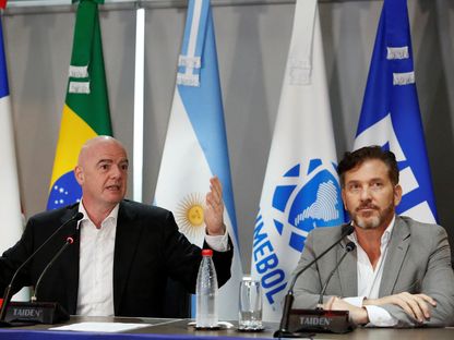رئيس فيفا جياني إنفانتينو ورئيس اتحاد أميركا الجنوبية (كونميبول) أليخاندرو دومينغيز خلال مؤتمر صحفي في الباراغواي - 30 مارس 2023 - REUTERS