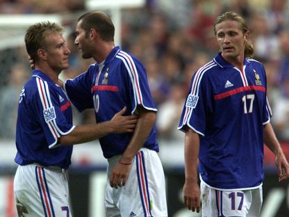 إيمانويل بوتي (يمين) وزين الدين زيدان وديدييه ديشان خلال مباراة لمنتخب فرنسا ضد إنجلترا في باريس - 2 سبتمبر 2000 - Reuters 
