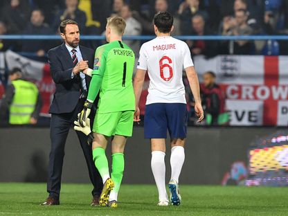 مدير إنجلترا غاريث ساوثغيت مع حارس المرمى جوردان بيكفورد والمدافع هاري ماغواير  - AFP