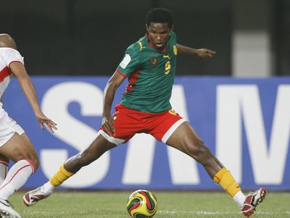 صامويل إيتو مهاجم الكاميرون السابق يحاول مراوغى أحد لاعبي تونس خلال مباراة بكأس الأمم الإفريقية 2008 - reuters