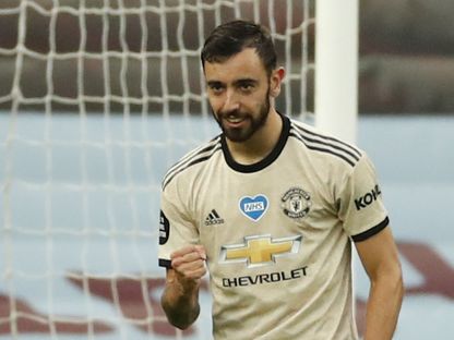 لاعب وسط مانشستر يونايتد البرتغالي برونو فرنانديز يحتفل بعد تسجيله ركلة جزاء في مرمى أستون فيلا في مباراة ضمن الدوري الإنجليزي الممتاز لكرة القدم - AFP
