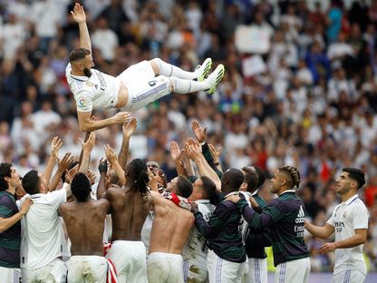 لاعبو ريال مدريد يلقون كريم بنزيما في الهواء بعد مباراة الأخيرة ضد أتلتيك بلباو في "سانتياغو برنابيو" - 4 يونيو 2023 - Reuters