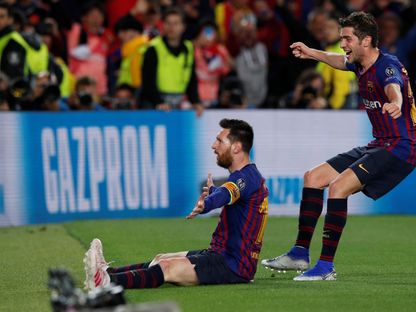 ليونيل ميسي وسيرجي روبرتو يحتفلان بتسجيل هدف لبرشلونة في مرمى ليفربول بدوري أبطال أوروبا - 1 مايو 2019 - Reuters 