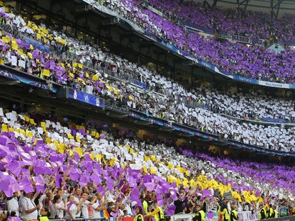 مشجعو ريال مدريد في ملعب "سانتياغو بيرنابيو" - AFP