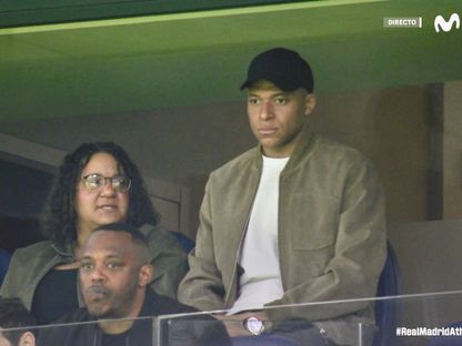 كيليان مبابي يتابع مباراة ريال مدريد وأتلتيك بلباو في ملعب "سانتياغو برنابيو" - 20 أبريل 2025 - X/@MengualEnLinea