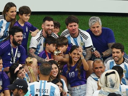 ليونيل ميسي وأفراد عائلته يحتفلون بفوز الأرجنتين بكأس العالم - 18 ديسمبر 2022  - Reuters 