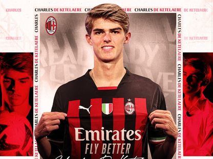 صورة مركبة للبلجيكي شارل دي كيتلار لاعب ميلان الإيطالي الجديد - 2 أغسطس 2022  - twitter@@acmilan