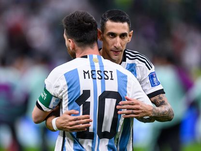 أنخيل دي ماريا يعانق ليونيل ميسي - getty images