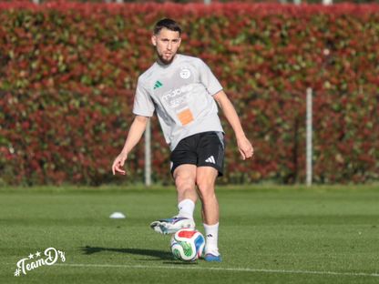 عادل عوشيش خلال تدريب منتخب الجزائر بمعسكر إيطاليا - 24 مارس 2026 - FB/Équipe d'Algérie de football