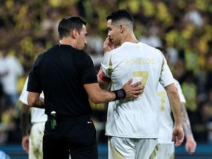 كريستيانو رونالدو قائد النصر يتحدث إلى الحكم فاكوندو تيو خلال مواجهة الاتحاد في الدوري السعودي - 6 ديسمبر 2024 - Reuters