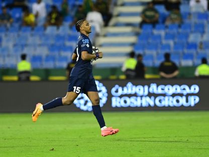 مهند القيضي لاعب الأخدود يحتفل بتسجيل هدف في مرمى الخليج بدوري روشن السعودي - 26 مايو 2025 - X/@SPL
