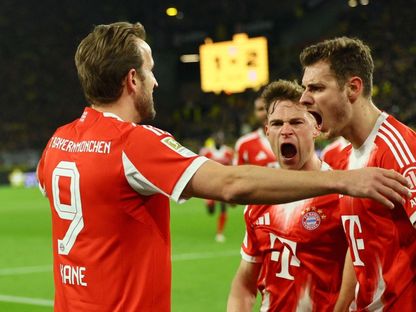 جوسيب ستانيشيتش وغوشوا كيميتش وهاري كين يحتفلون بتقدم بايرن ميونيخ أمام بوروسيا دورتموند في كلاسيكو الدوري الألماني - 28 فبراير 2026 - Reuters