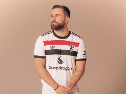 لوك شو لاعب مانشستر يونايتد خلال تقديم القميص الجديد للفريق - 13 أغسطس 2024 - X/@ManUtd