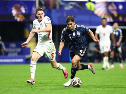 جوليان ألفاريز وإليوت أندرسون خلال مباراة الأرجنتين وإنجلترا بنصف نهائي كأس العالم - 15 يوليو 2026 - Reuters