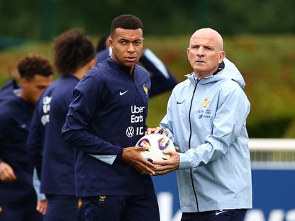 كيليان مبابي خلال معسكر فرنسا استعداداً لمواجهة أوكرانيا في تصفيات كأس العالم وبجواره مساعد المدرب جاي ستيفنز - 2 سبتمبر 2025 - REUTERS