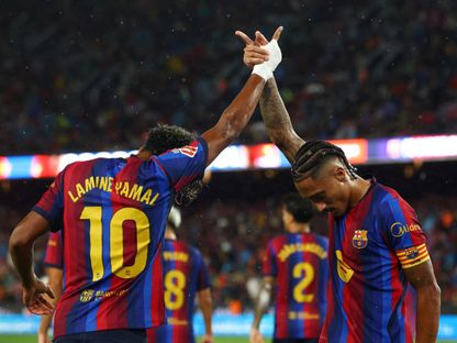لاعبا برشلونة لامين يامال ورافينيا يحتفلان بتسجيل هدف في شباك راسينغ سانتاندير في الدوري الإسباني - 16 سبتمبر 2026 - REUTERS