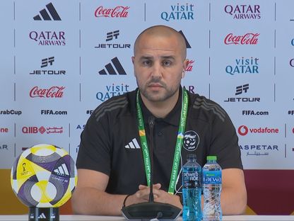 مدرب المنتخب الجزائري الرديف مجيد بوقرة في المؤتمر الصحفي الذي يسبق المواجهة أمام السودان في كأس العرب - X/@beINSPORTSNews