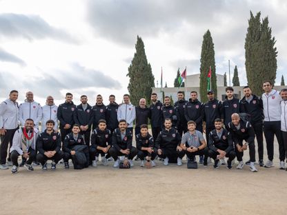 لاعبو منتخب الأردن وطاقمه الفني مع رئيس الاتحاد الأردني لكرة القدم الأمير علي بن الحسين بعد عودتهم إلى المملكة من قطر حيث شاركوا في كأس العرب - 19 ديسمبر 2025 - X/@KingAbdullahII