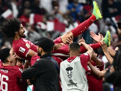 لاعبو قطر يحملون زميلهم أكرف عفيف هداف كأس آسيا بعد التتويج باللقب على حساب الأردن - 10 فبراير 2024 - AFP