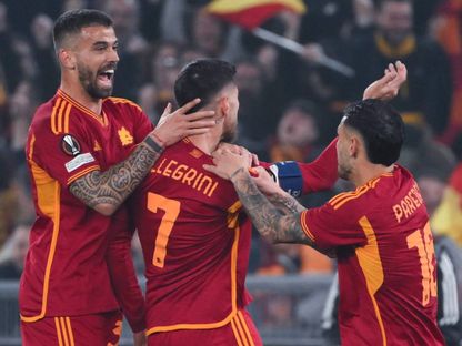 لاعبو روما يحتفلون بالتفوق على فينورد في الدور المؤهل لثمن نهائي الدوري الأوروبي 2024 - Roma/x