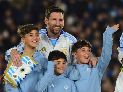 ليونيل ميسي مع أبنائه قبل مباراة بين الأرجنتين وفنزويلا في تصفيات كأس العالم 2026 - 4 سبتمبر 2025 - X/@Argentina