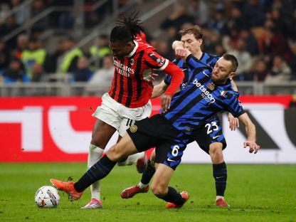 ستيفان دي فري لاعب إنتر ميلان في صراع على الكرة مع رافائيل لياو مهاجم ميلان - 2 أبريل 2025 - Reuters